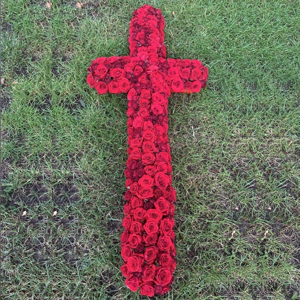 Picture of Red Roses Cross